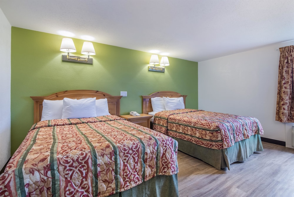 Deluxe Suite, 2 Queen Beds, Non Smoking, Refrigerator & Microwave photo 3