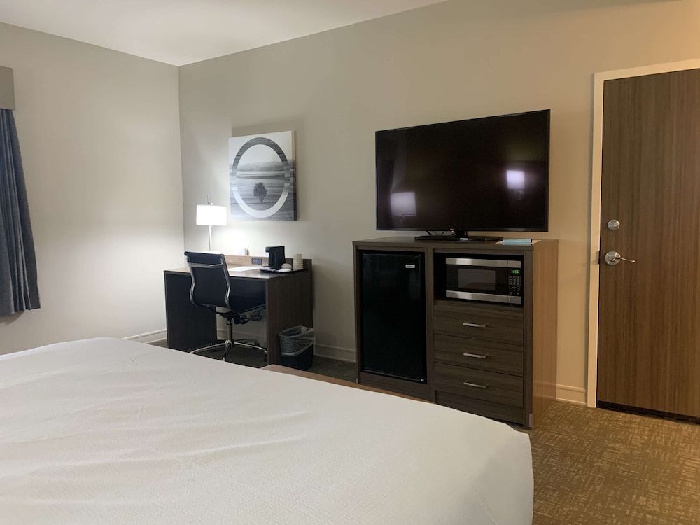 Standard Room, 1 King Bed, Non Smoking - Photo 2
