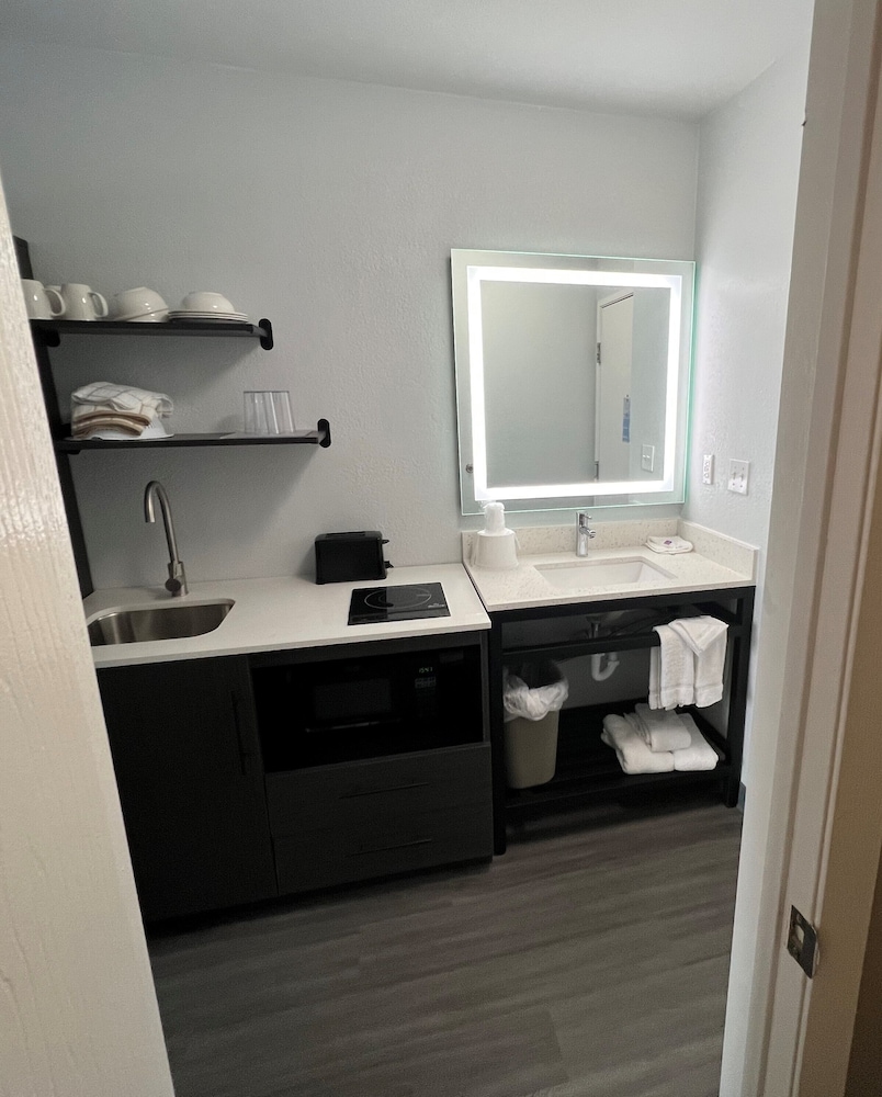 Standard Room, 1 Queen Bed, Non Smoking, Kitchenette - Photo 4