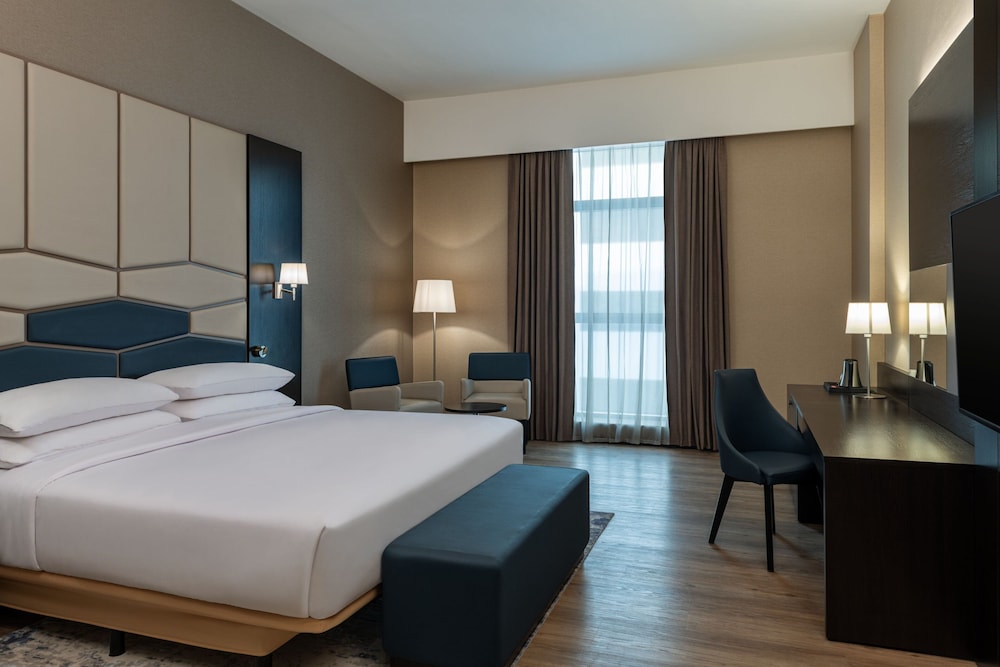 Deluxe King, (Comp. Shuttle to DMCC Metro, Marina Mall & JBR, 20% off on F&B outlet) photo 1