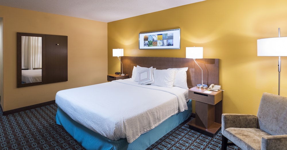Room, 1 King Bed (Mobility Accessible, Tub) - Photo 2