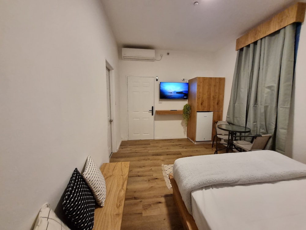 Basic Studio, 1 Queen Bed, Non Smoking, Refrigerator photo 3