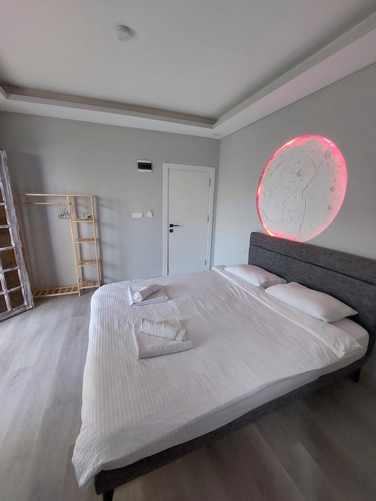 Design Room, 1 Queen Bed, Beachside photo 2