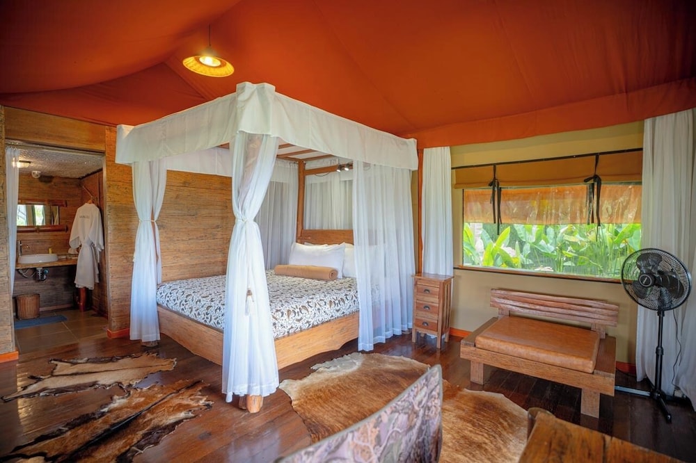 Grand Jacuzzi Tent photo 2