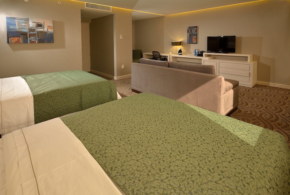 Suite, 2 Queen Beds photo 2