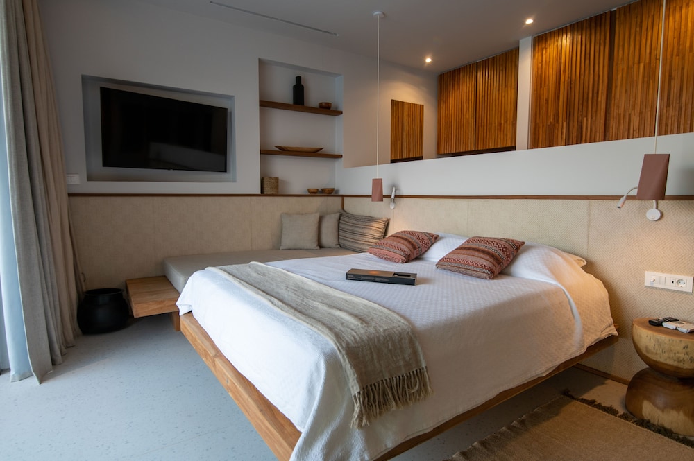 Seafront Suite with private heated pool