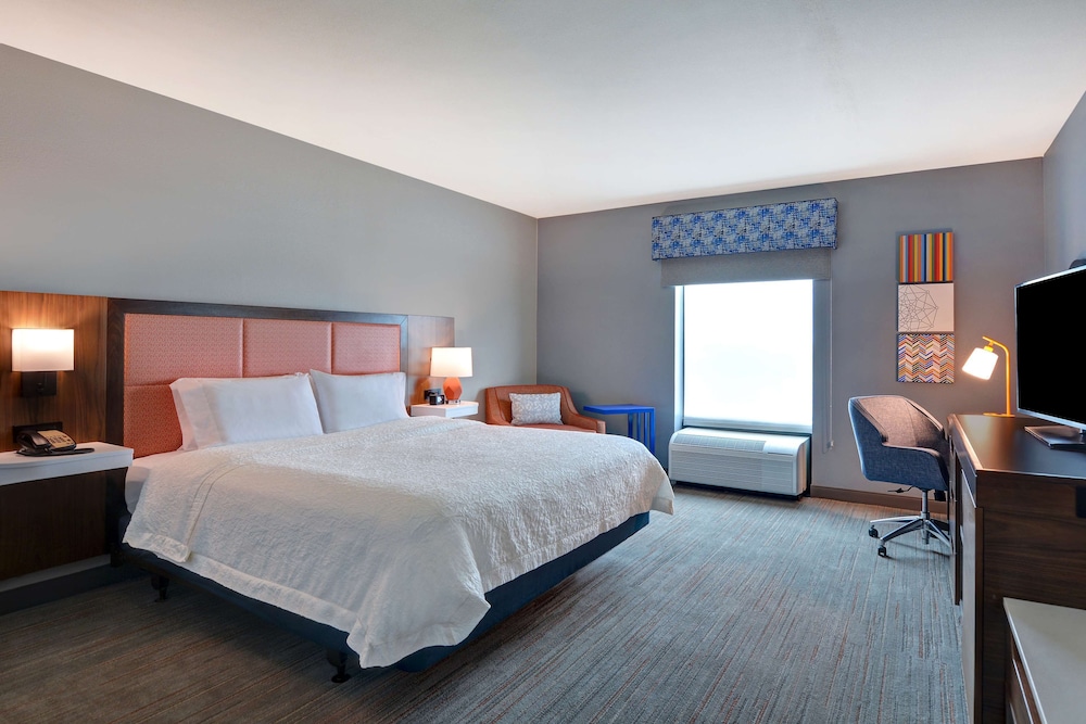 1 King Bed W/Sofabed/Microwave/Fridge NonSmoking - Photo 3