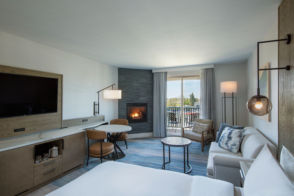 Deluxe Room, 1 King Bed with Sofa bed, Balcony - Photo 3