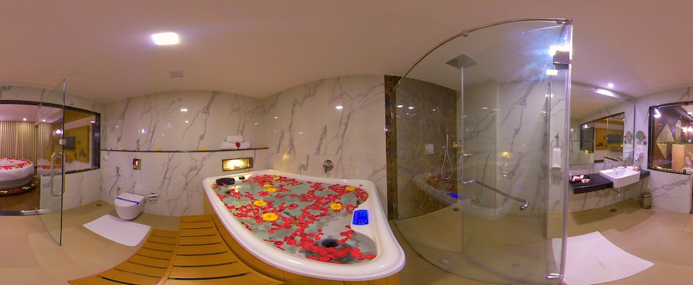 Honeymoon Suite - Photo 2