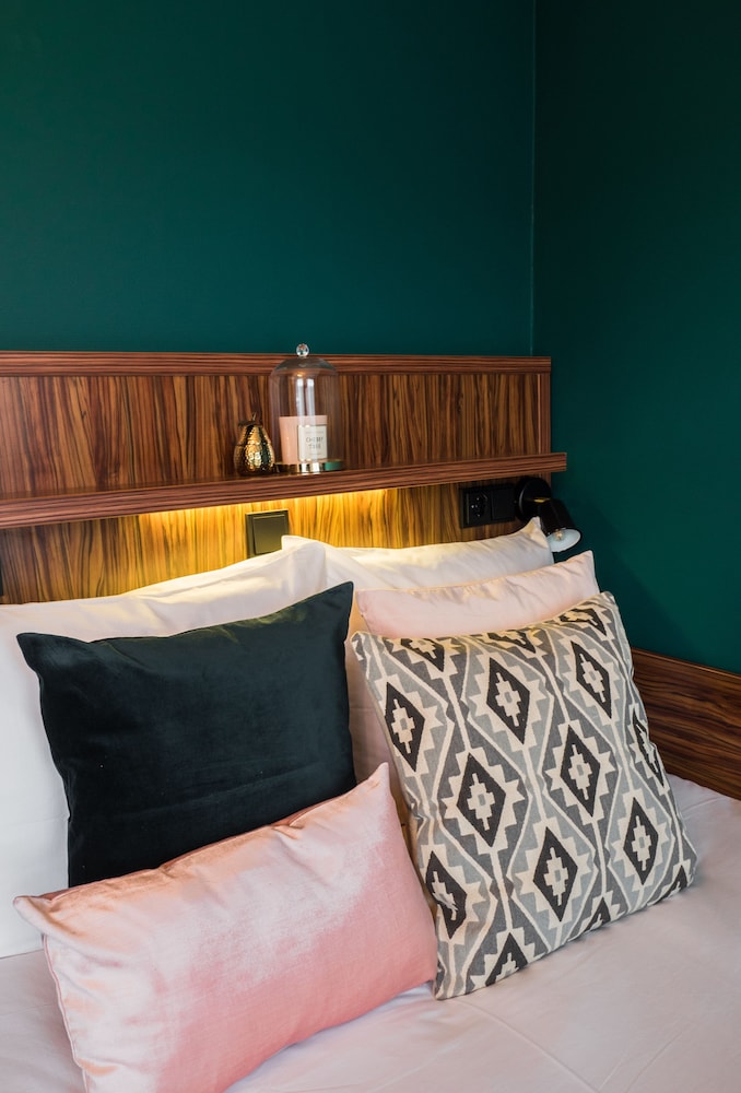 Basic Room, 1 Queen Bed photo 2