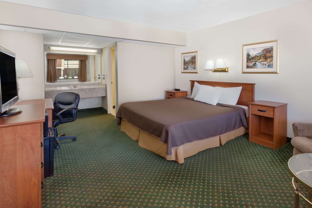 Standard Room, 1 King Bed - Photo 3