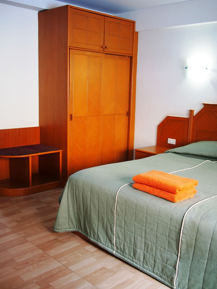 Standard Room, 1 King Bed thumbnail 6