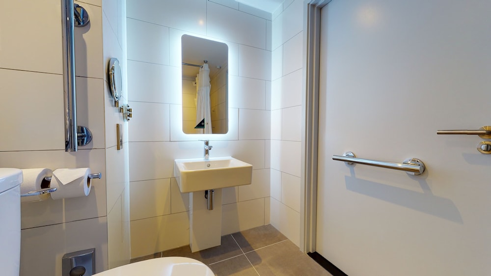Premium Room, 1 King Bed, Accessible (Super King) photo 2