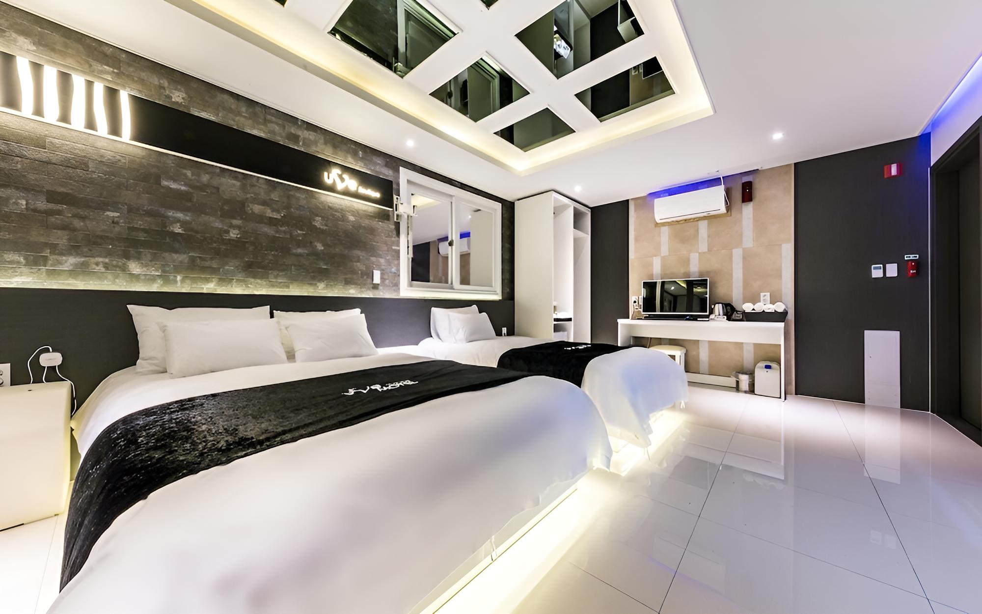 Room (Suite) - Photo 18