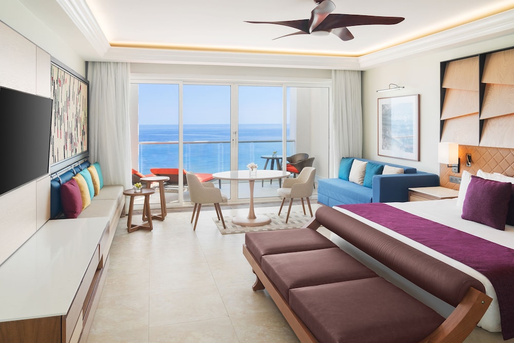 Junior Suite, 1 King Bed with Sofa bed, Oceanfront