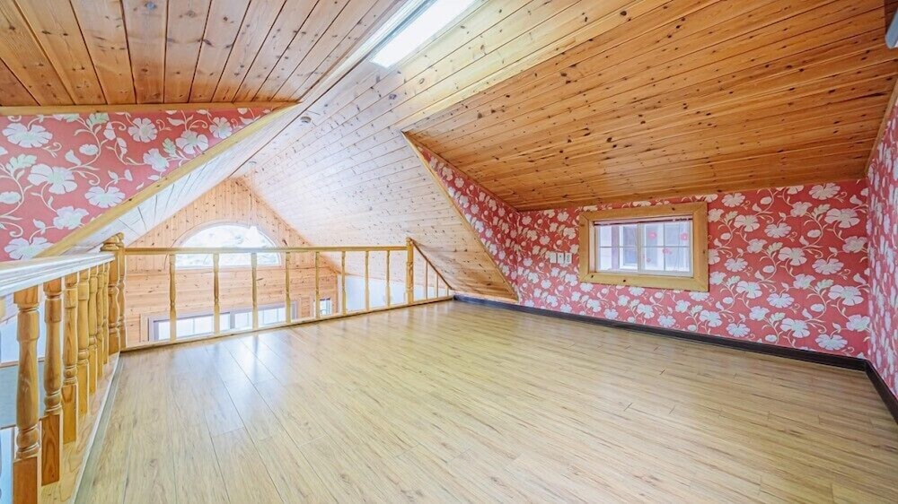 Room (Swiss D) - Photo 7