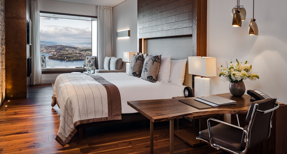 Contemporary Lake view Bay Suite with Spa Access photo 2