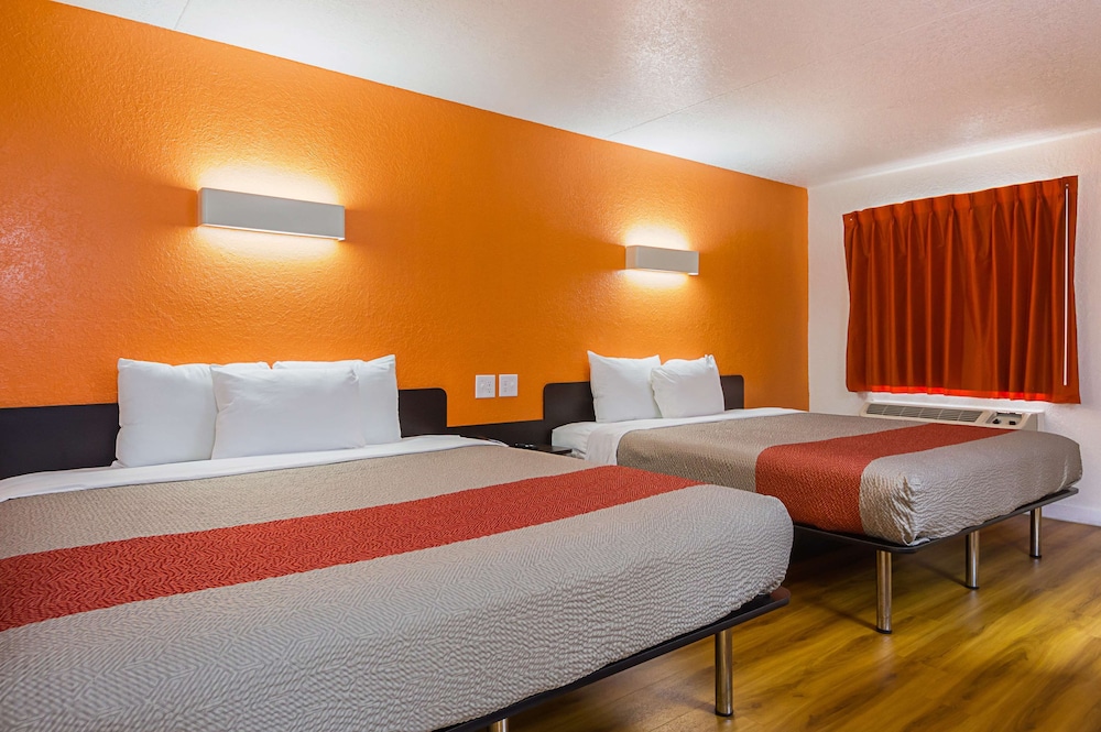 Standard Room, Multiple Beds, Non Smoking - Photo 9