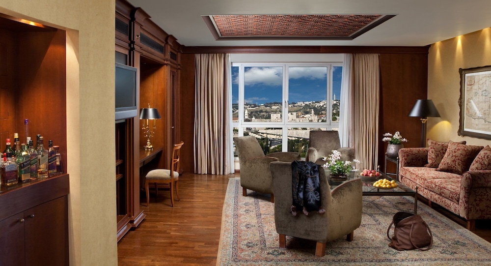 Deluxe Suite (Center)