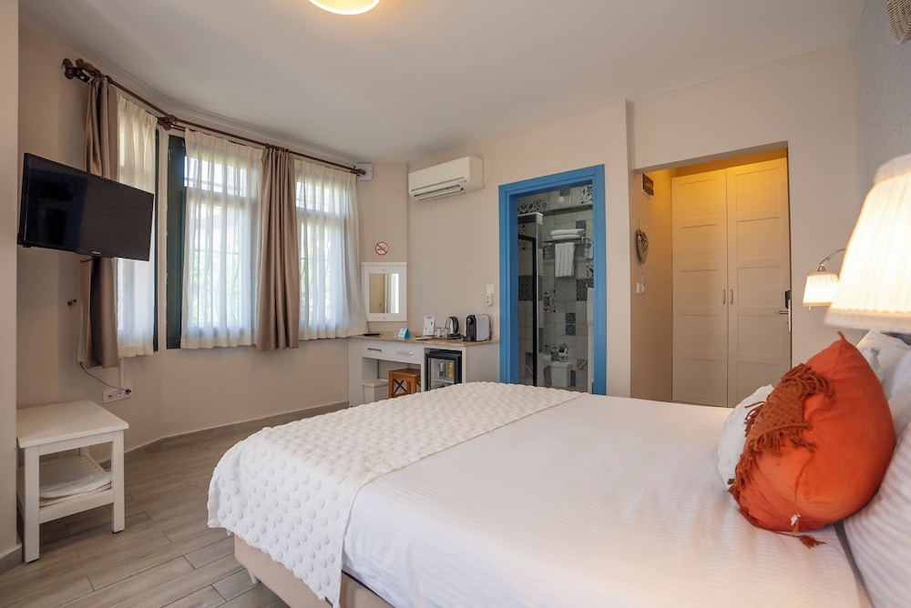 Double Room, 1 Queen Bed with Sofa bed, Non Smoking, Terrace photo 3