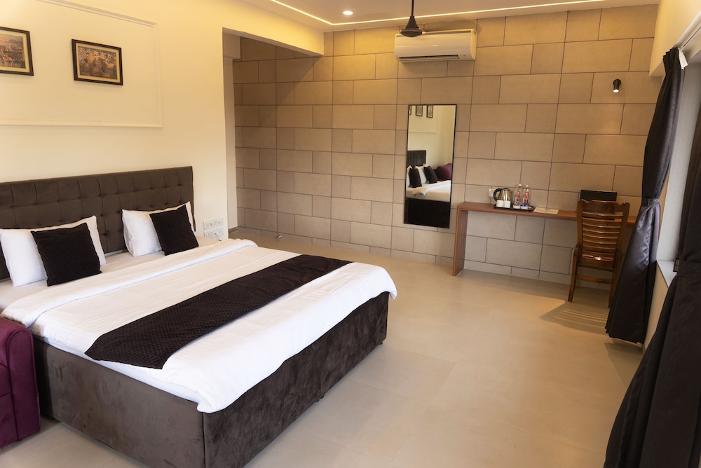 Signature Room, 1 King Bed with Sofa bed, Balcony, Mountain View