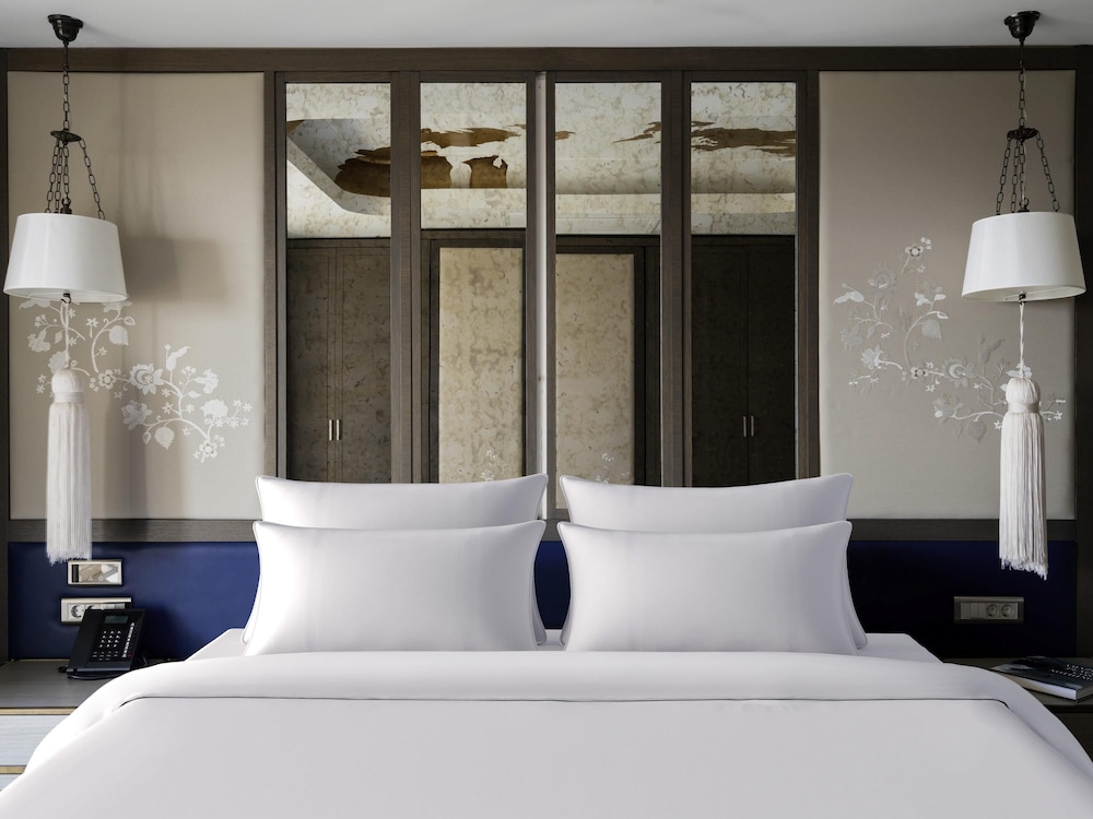 Suite, 1 King Bed photo 2