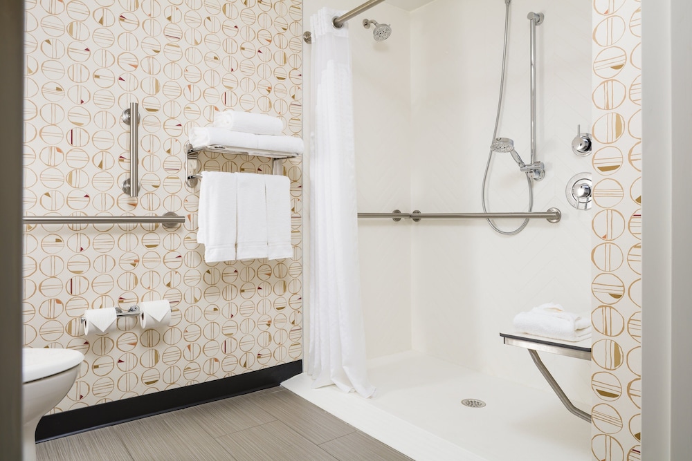 Standard Room, 1 King Bed, Accessible (Communication, Transfer Shower) - Photo 2