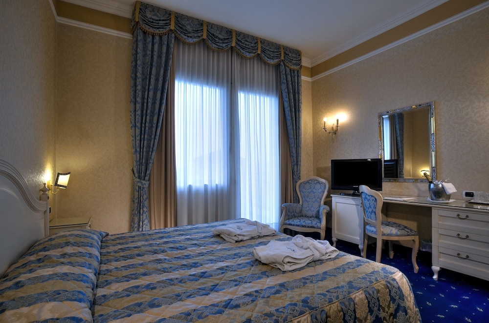 Standard Double or Twin Room - Photo 3
