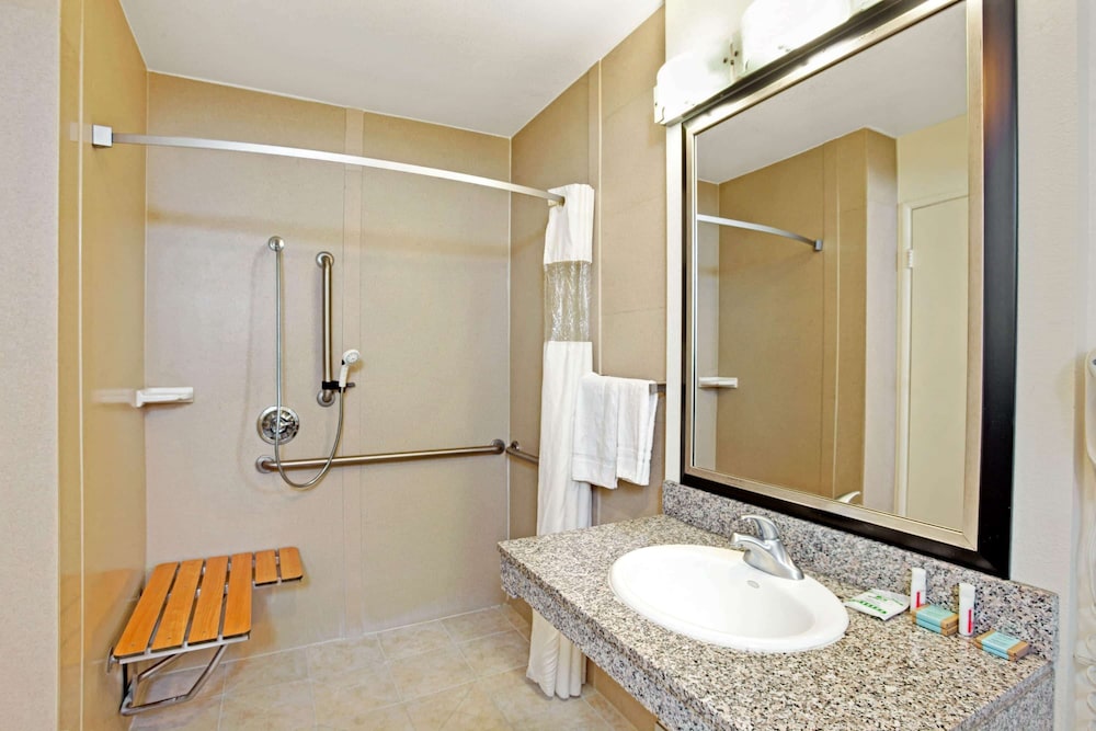 Room, Accessible, Non Smoking - Photo 2