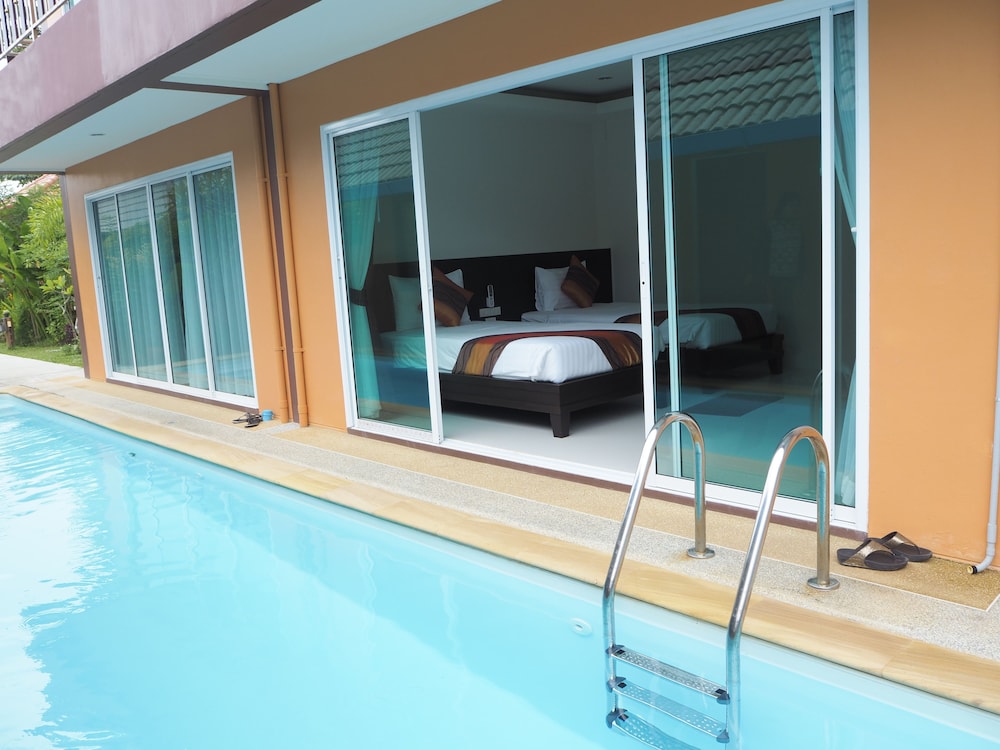 Superior Pool Access Twin Bed photo 3