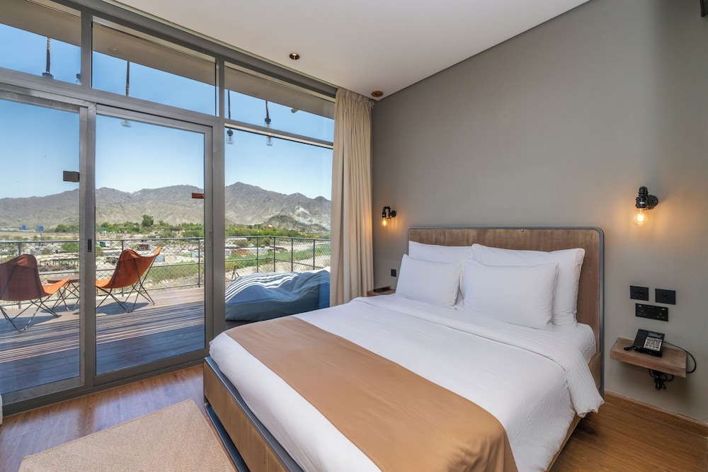 Deluxe Lodge with Mountain Backdrop and Complimentary Adventure Activities photo 3