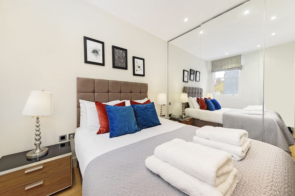 Apartment 13 - One Bedroom photo 2