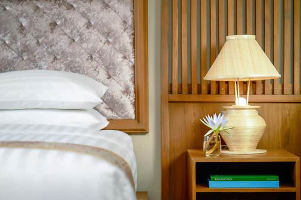 Deluxe Room, 1 King Bed photo 3