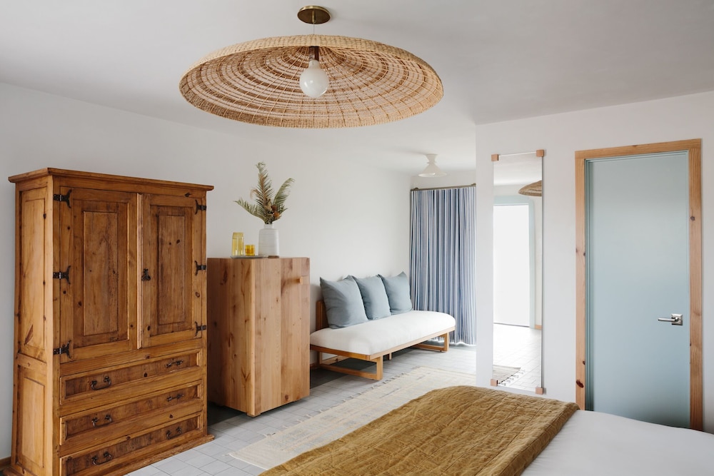 Deluxe King Room with Balcony photo 3