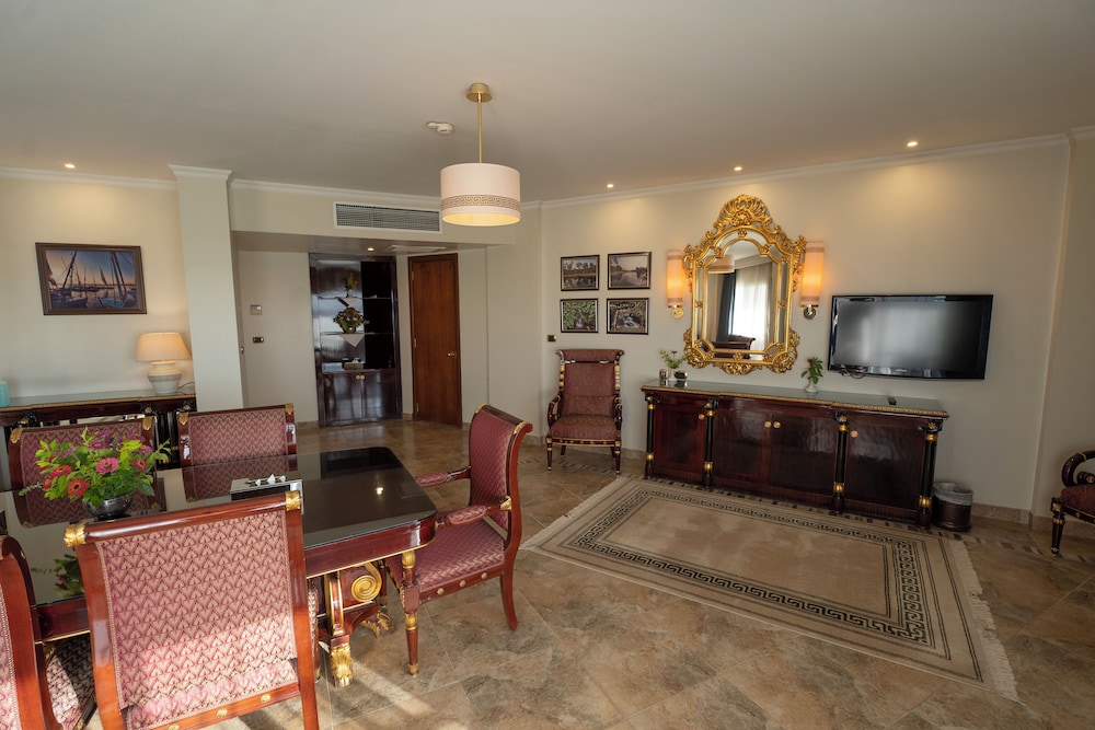 Royal Suite, 1 King Bed - Photo 4