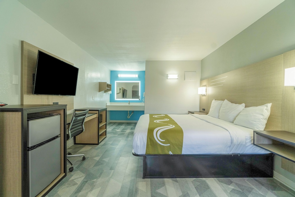 Room, 1 King Bed, Non Smoking - Photo 5