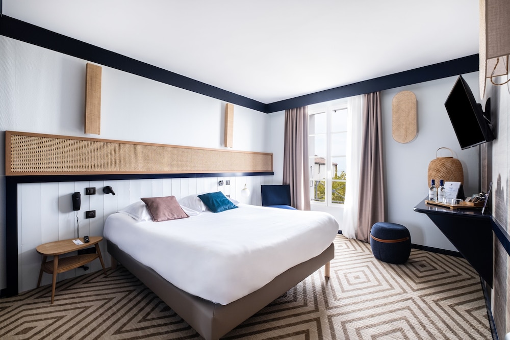 Standard Triple Room, 1 Queen Bed with Sofa bed, Partial Sea View