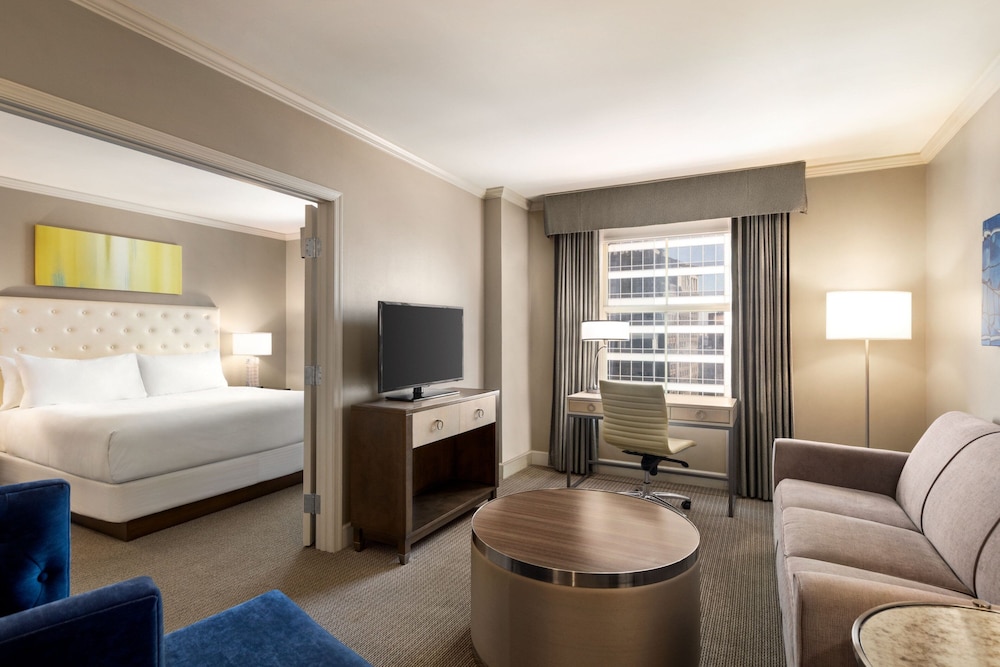 Suite, 1 King Bed (Mobility/Hearing Access, Roll-in Shwr) photo 3