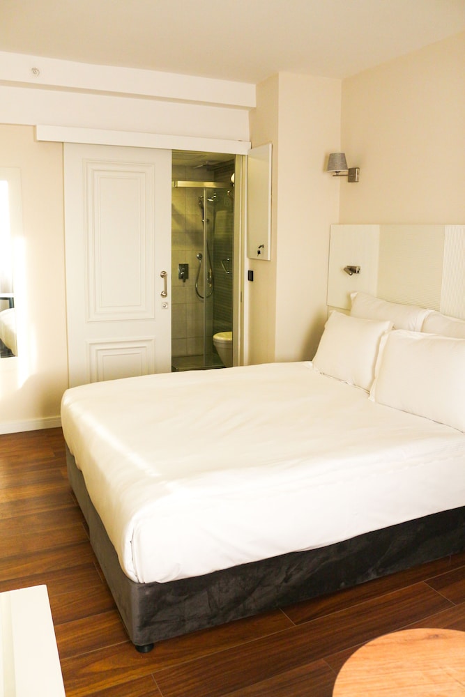Economy Double Room, 1 Queen Bed, Smoking