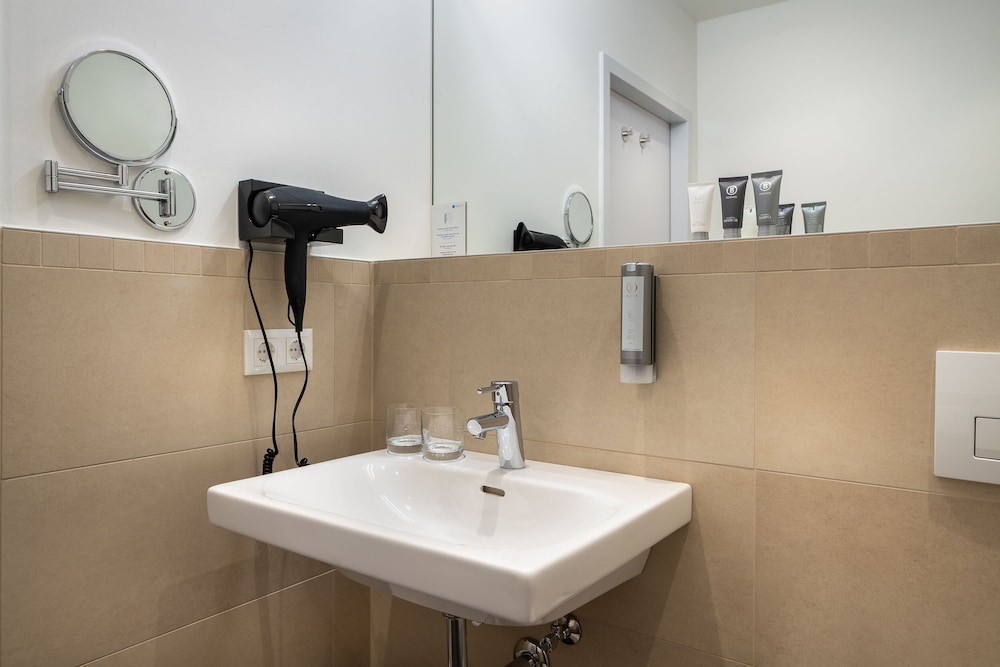 Premium Room, 1 Queen Bed, Accessible - Photo 5