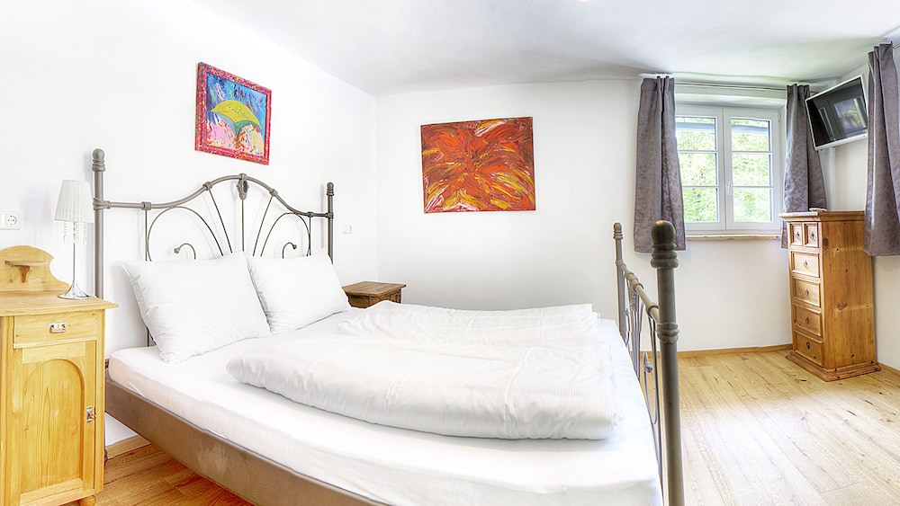 Traditional Apartment, 1 Queen Bed, Non Smoking, Mountain View photo 2