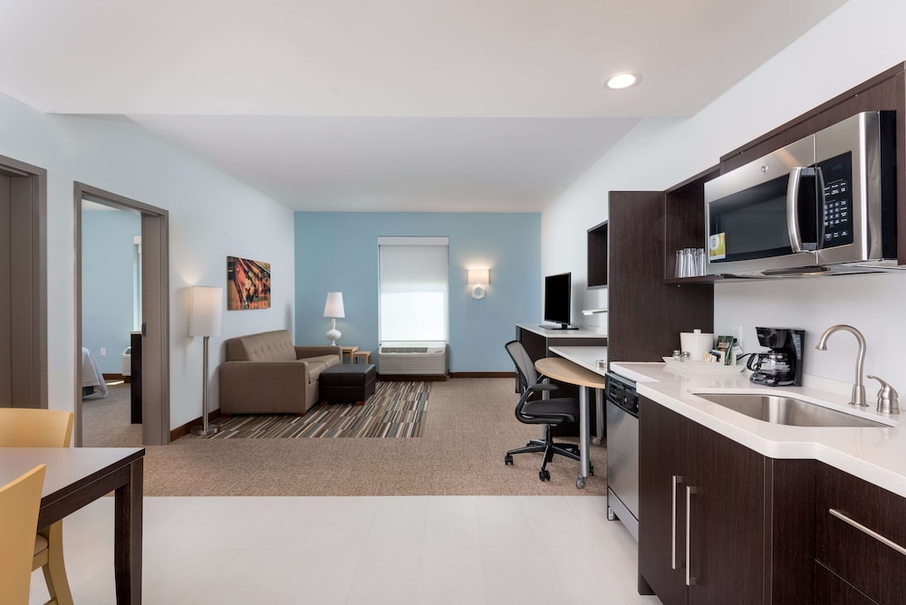 Suite, 1 King Bed, Accessible (Roll-in Shower)