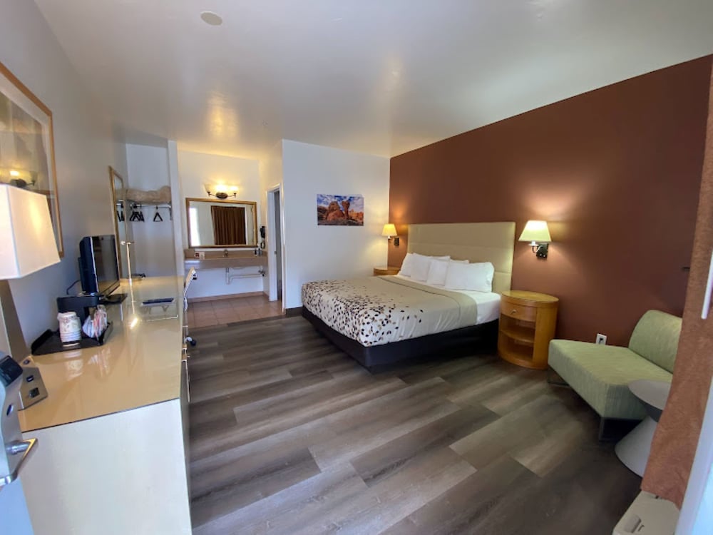 Deluxe Room, 1 King Bed photo 1