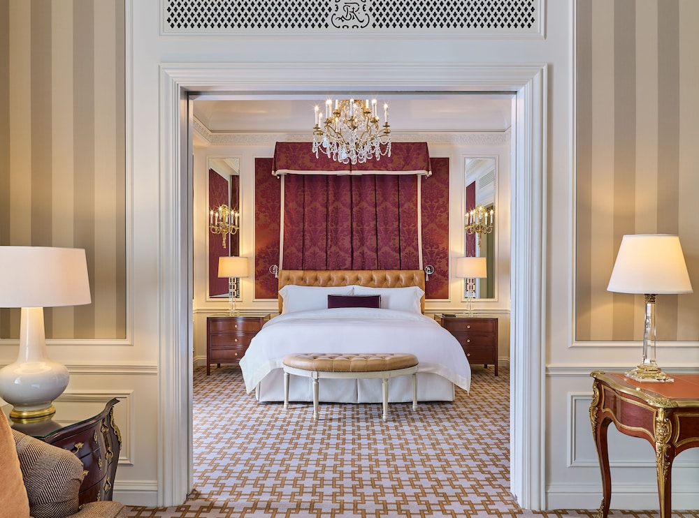 Deluxe Suite, 1 King Bed with Sofa bed, City View (One Bedroom Signature Suite) photo 2