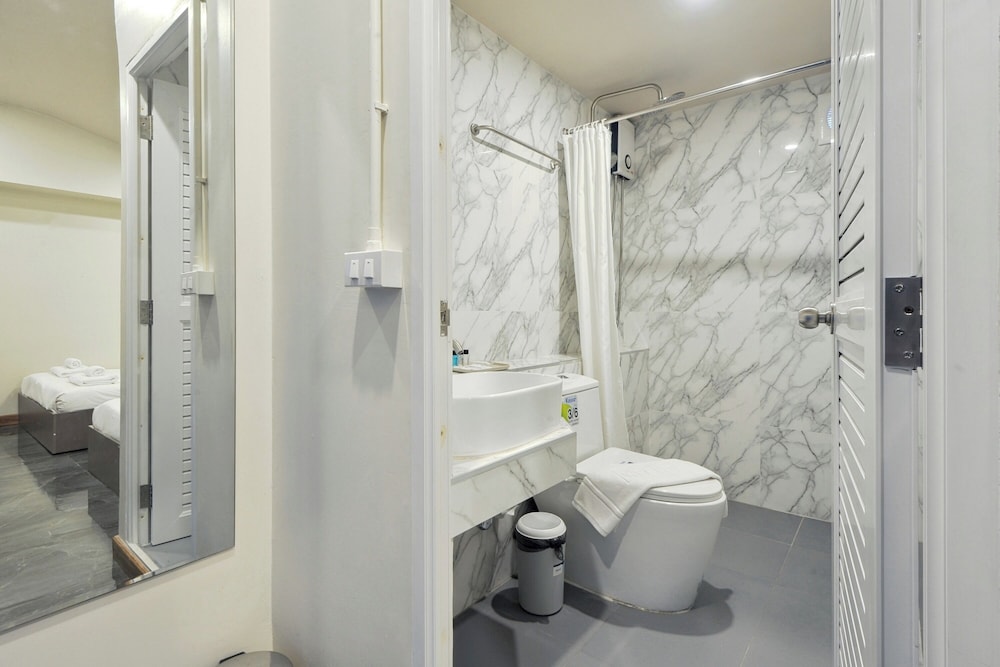 Superior Quadruple Room, No Windows photo 3