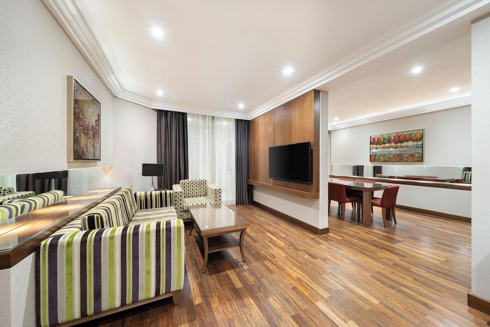 Deluxe Suite - Photo 1