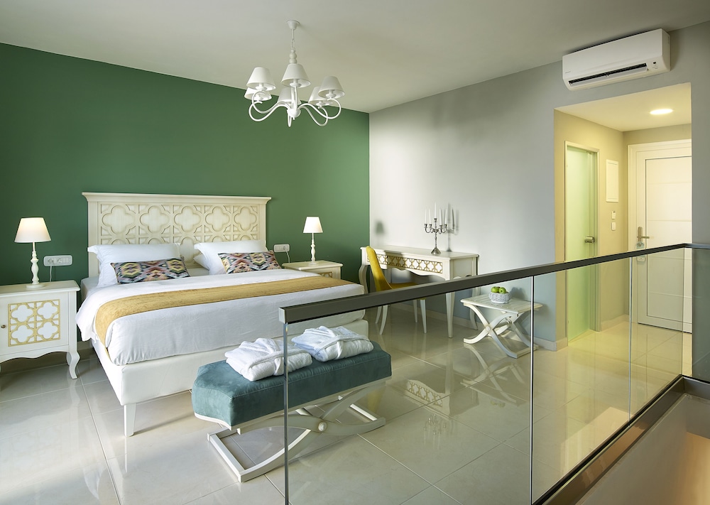 Grand Family Suite 2 Bedrooms Sharing Pool thumbnail 6