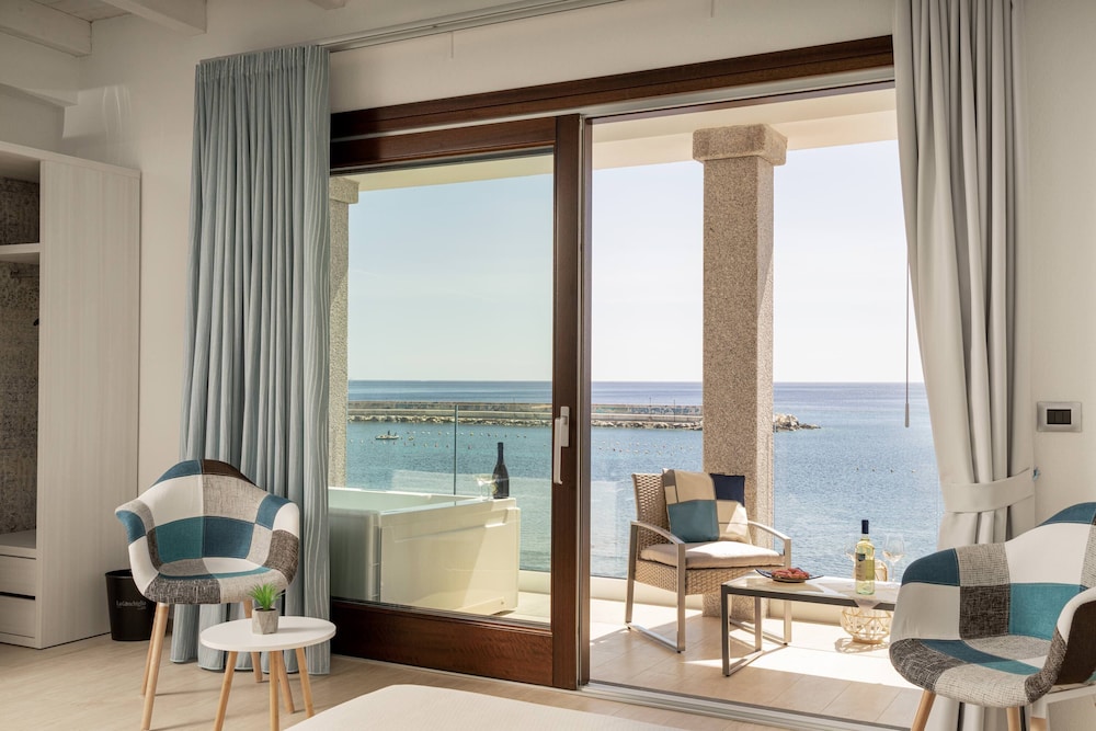 Deluxe Room, Hot Tub, Sea View - Photo 1