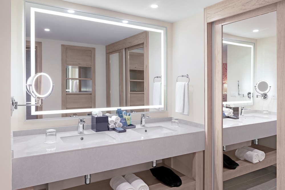 Luxury Presidential Beach Front One Bedroom Suite Diamond Club