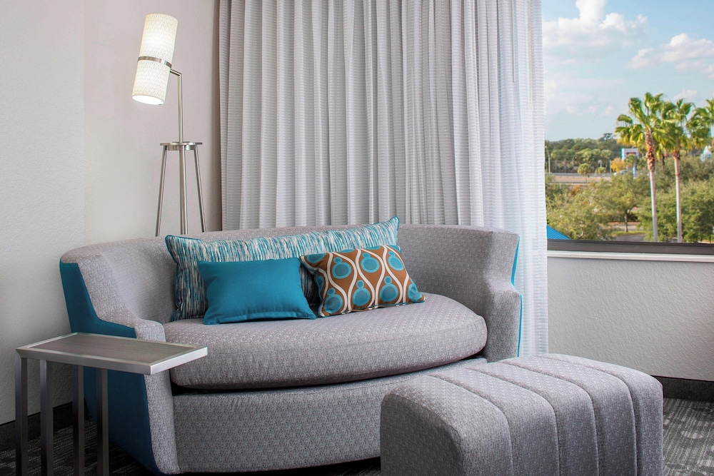 Room, 2 Queen Beds, Pool View (Balcony)